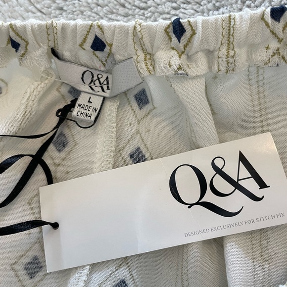 NWT off shoulder blouse. Size large. - Picture 5 of 5